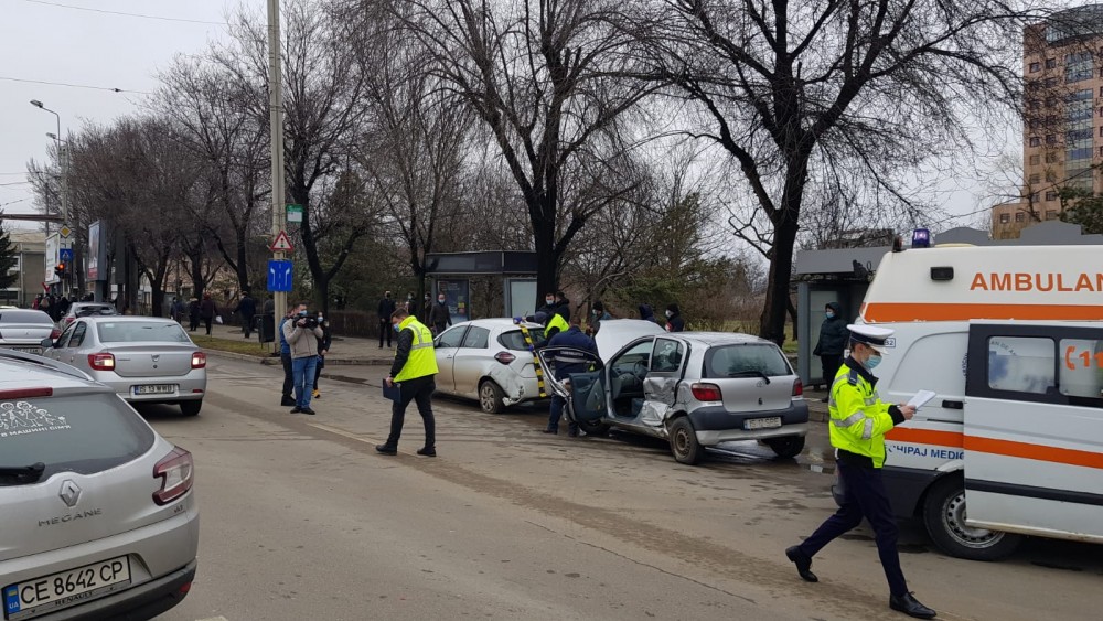 VIDEO// Accident în lanț într-o intersecție din Iași. Un tramvai a intrat în plină viteză în coada de mașini de la semafor